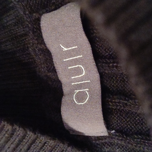 Like new Black cable knit sweater SZ M. - Picture 2 of 3